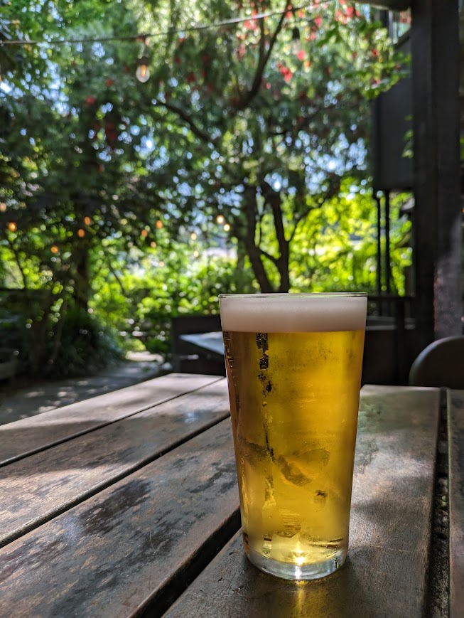 鎌倉のガーデンハウスで夏の木の下でビールが飲める